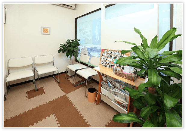 待合室は明るく清潔