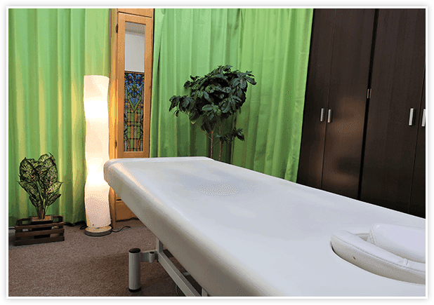 施術室は落ち着いたムードでリラックス